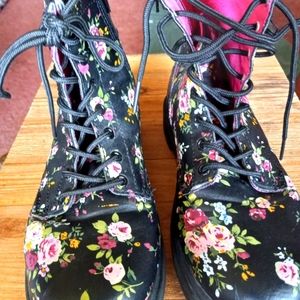 Girls size 3 flowered side zip boots